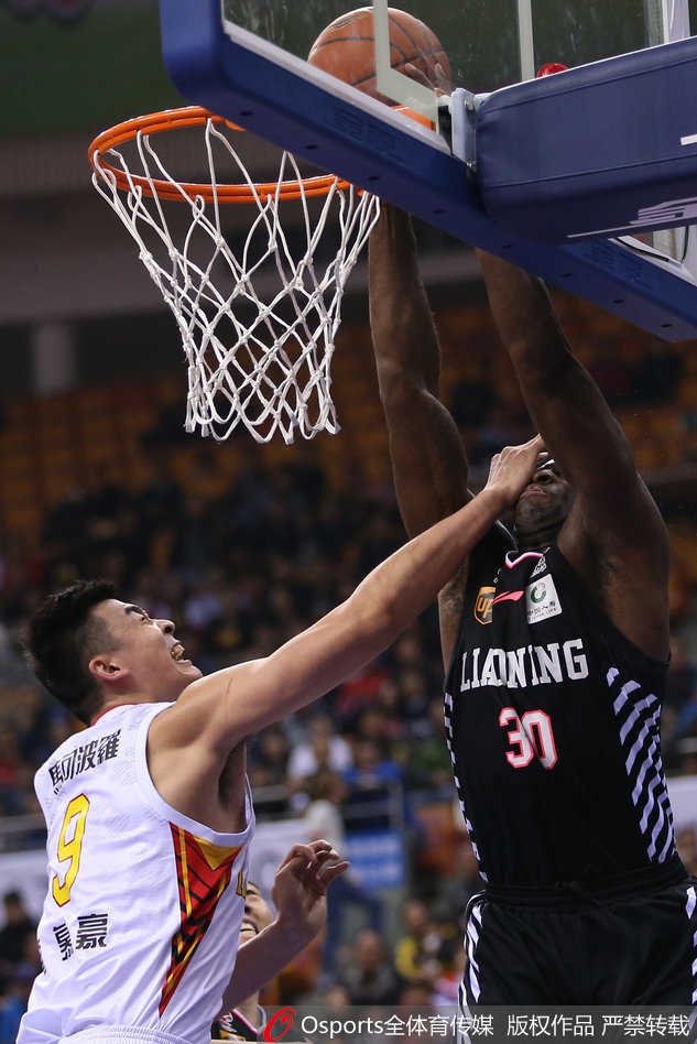 辽宁双子星郭艾伦与赵继伟在深圳重压之下演绎灵动突围，艾伦如利刃撕开防线，继伟似大脑从容调度，虽败犹荣的一战定格了东北虎的顽强。