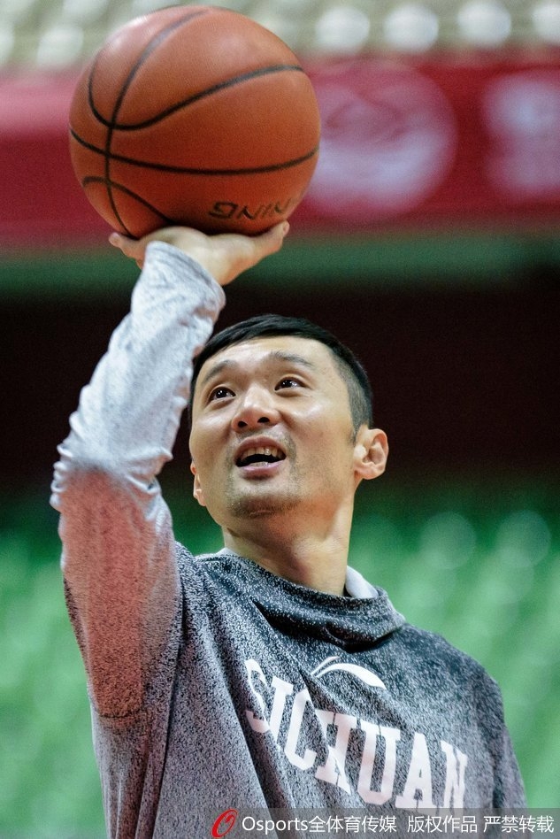 老将刘炜在训练中神情专注，单手托起篮球，指尖轻轻拨动，篮球在空中划出一道彩虹般的优美弧线直坠网心。