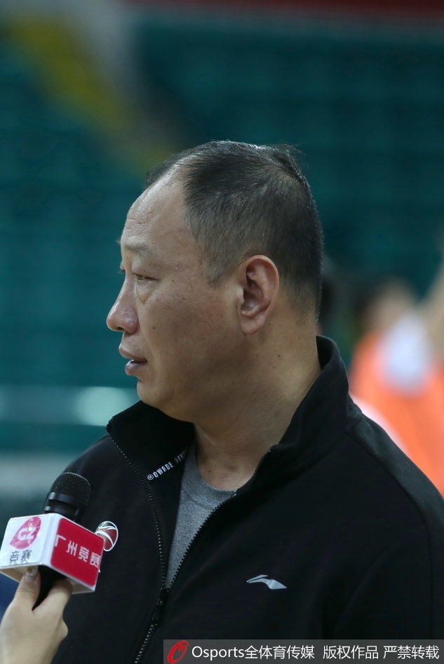 状元秀陈盈骏控球观察队友跑位，神情专注，正在寻找一击致命的机会。