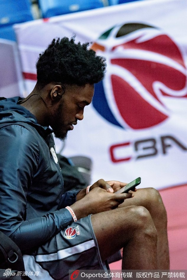 哈达迪在赛前训练中神情专注,双手捧着保温杯饮用热饮,眼神中透露着对胜利的渴望。