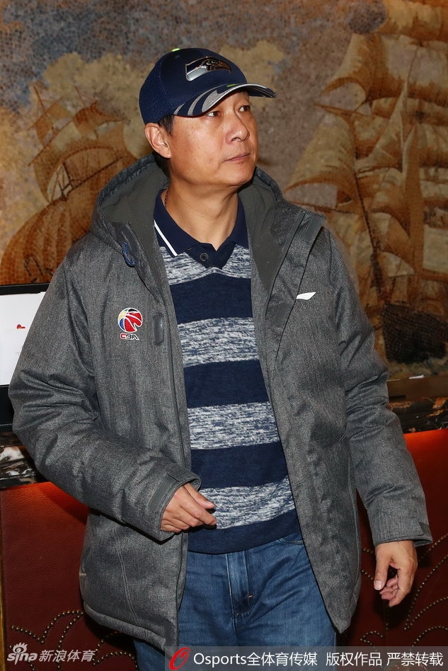 北京队吉祥物霹雳鸭在场边搞怪地“教导”着新疆外援布拉切如何站直，大块头的布拉切则一脸无辜地低头看着这个小家伙，画面充满喜感。