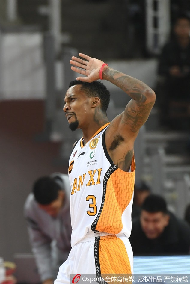 李晓旭在肌肉丛林中高高跃起,用标志性的点抢动作生生从斯科拉头上摘下前场篮板,为辽宁队拼出宝贵的二次进攻机会。