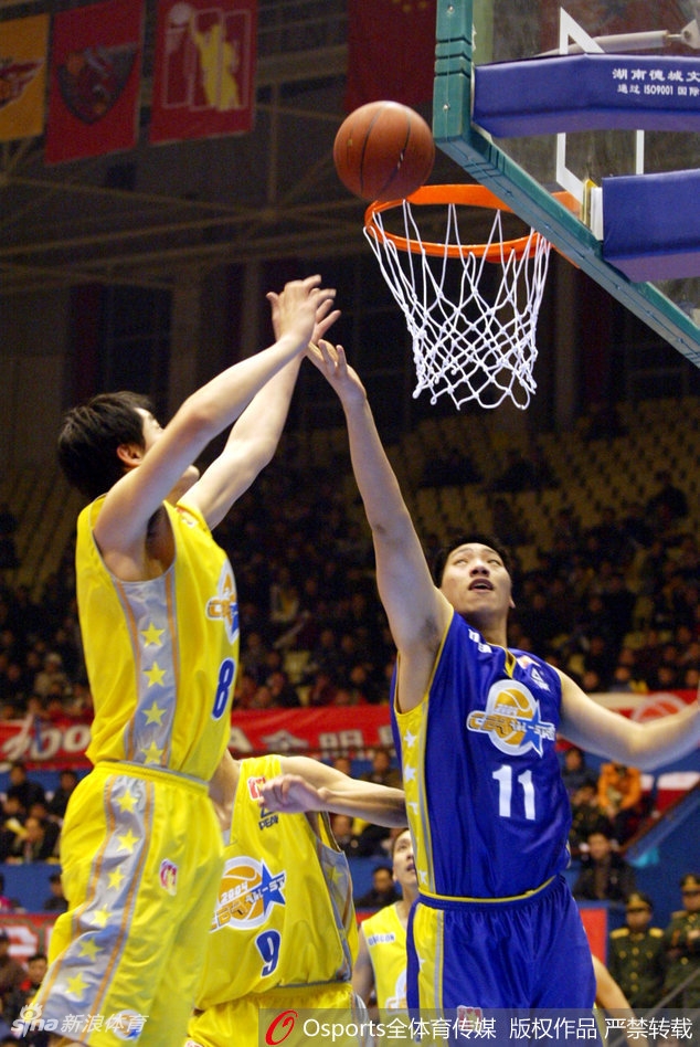 广东宏远队核心易建联完成一次势大力沉的单手劈扣,身体在空中充分舒展,引爆全场气氛,展现了惊人的身体素质。