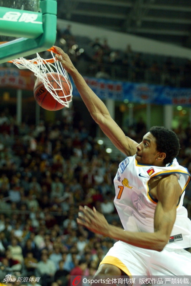 孙铭徽在2017年扣篮大赛中完成惊天一扣,从篮板后方接球滑翔反扣,全场沸腾,堪称经典。