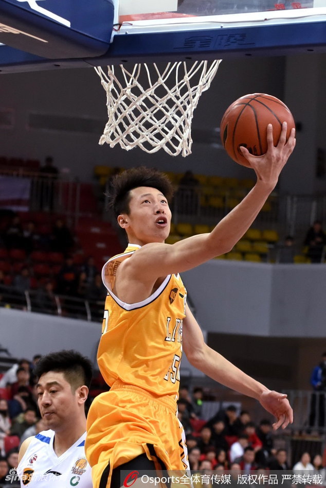 天津队核心杰特在福特森的严防死守下,依然强行突破,肌肉的碰撞中他将球高高抛起,奋力一搏。