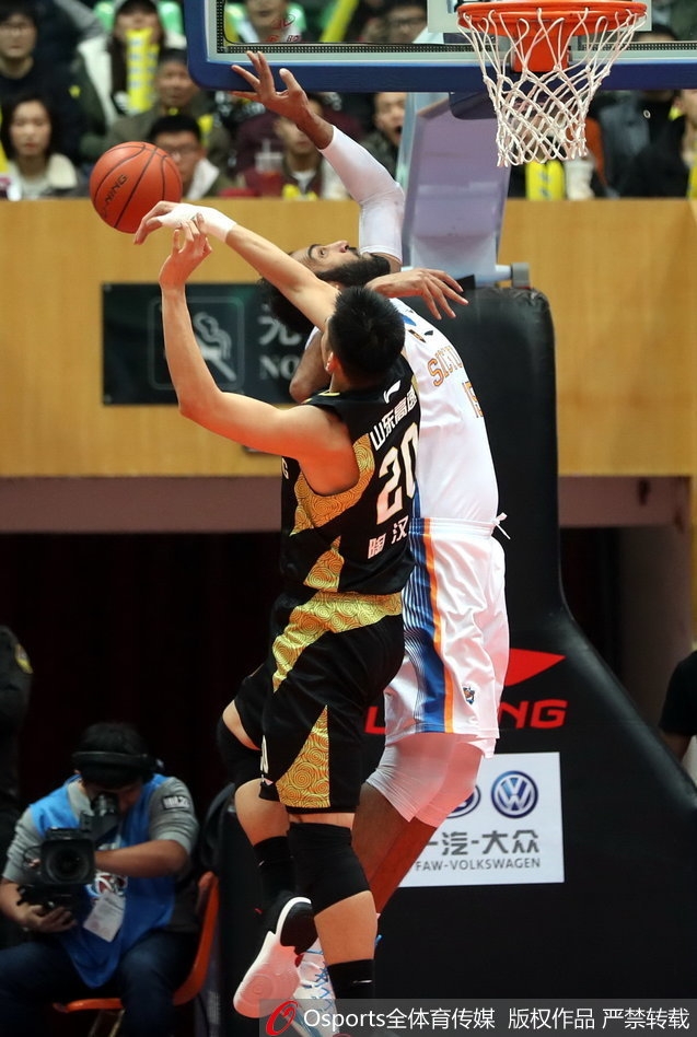 四川小将左朕年本场发挥出色，他无视防守高高跃起，以略带后仰的姿态将球稳稳投出，眼神充满斗志。