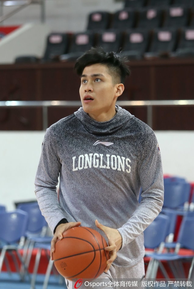 罗旭东在底角稳稳出手三分，篮球划出优美弧线，训练馆内回荡着刷网而过的声音。