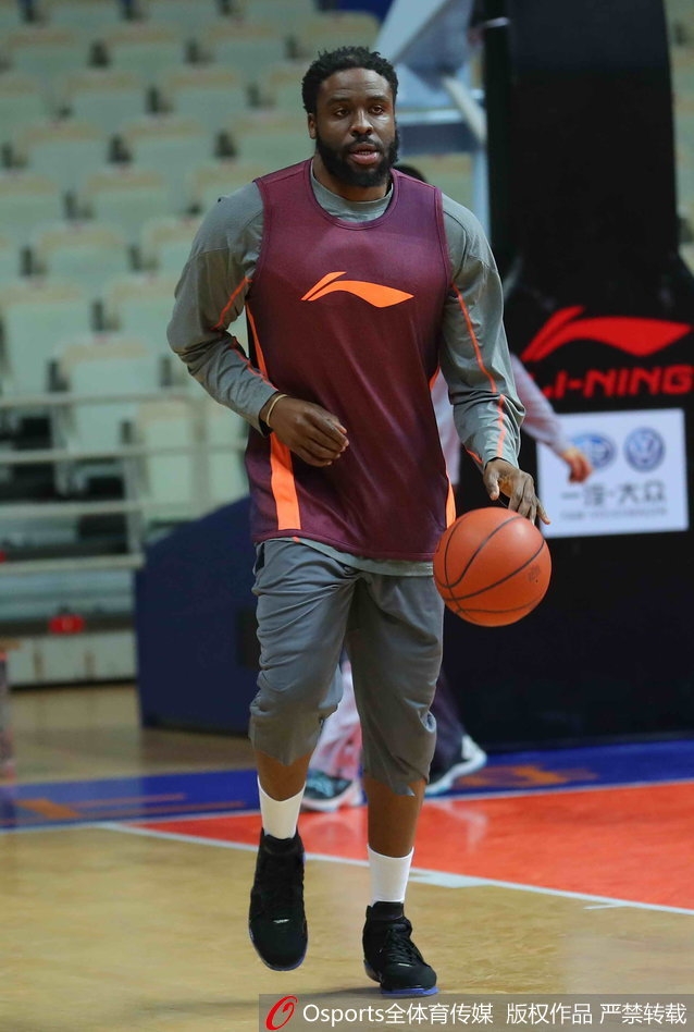 哈达迪在低位要球，迪奥古在侧翼拉开空间，富兰克林运球组织，三外援各司其职的画面预示着球队战术的重新整合