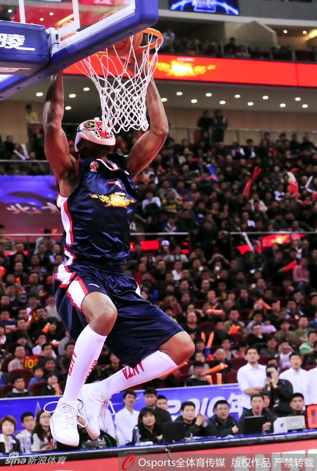 外援肖恩·威廉姆斯戴上孙悟空面具,在队友配合下表演‘悟空摘桃’,趣味性与爆发力完美结合。