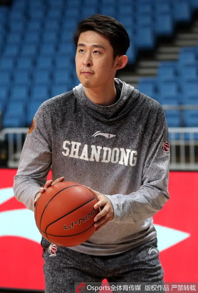 丁彦雨航赛前加练持球突破，汗水挥洒彰显领袖担当，誓要带队攻克江宁主场