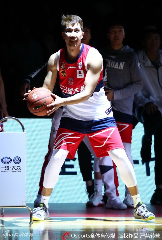 上海队外援弗雷戴特出手瞬间，表情冷峻眼神坚定，不愧是球迷口中的‘寂寞大神’，举手投足间尽显杀手本色。