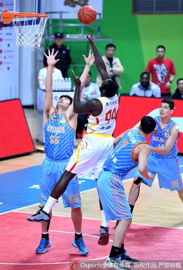 多米尼克·琼斯在新疆队严防死守之下，如闪电般强行突破上篮，瞬间点燃了主场球迷的激情。