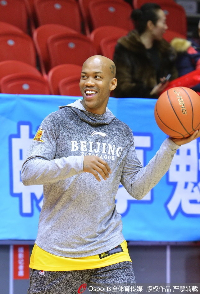 布拉切弯腰系鞋带，马布里低头注视，从这个角度看过去，两位CBA传奇外援的身影被灯光拉长，构成一幅充满故事感的画面。