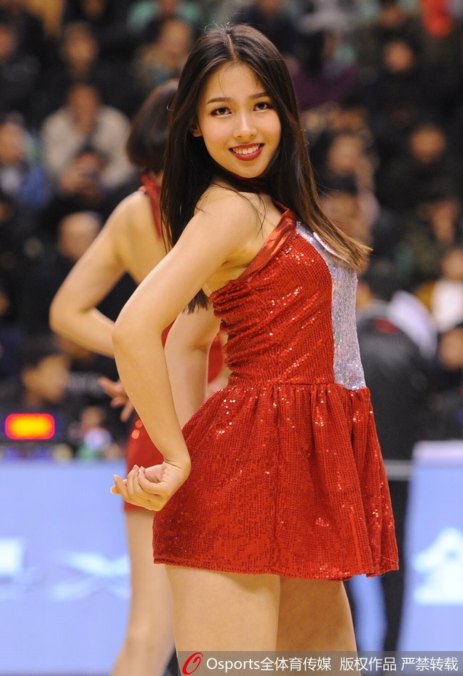 即使是蹲下的姿势也充满了韵律感,宝贝们的表情管理十分到位,眼神中透露出自信与专注,向现场观众传递着无限的活力。