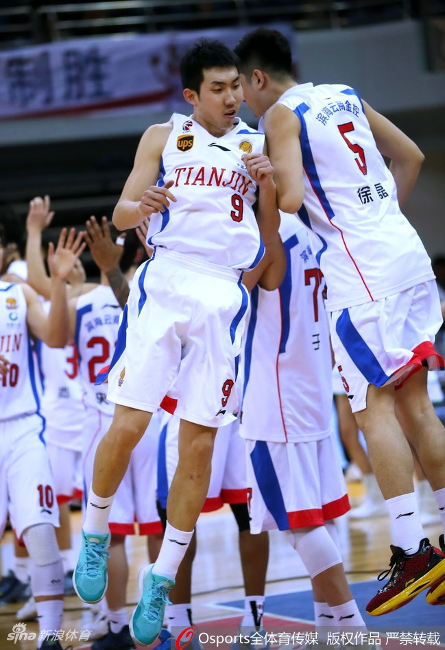 广厦核心福特森面对天津外援杰特的贴身紧逼,眼神凌厉,手腕轻轻一抖,皮球仿佛有了生命般穿透防守。