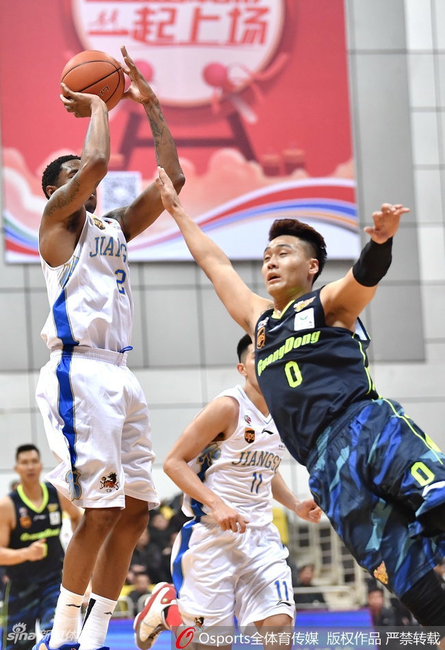 广东队外援斯隆在严密防守下击地传球，队友心领神会空切篮下，场上五人跑位灵活，战术配合如教科书般精准。