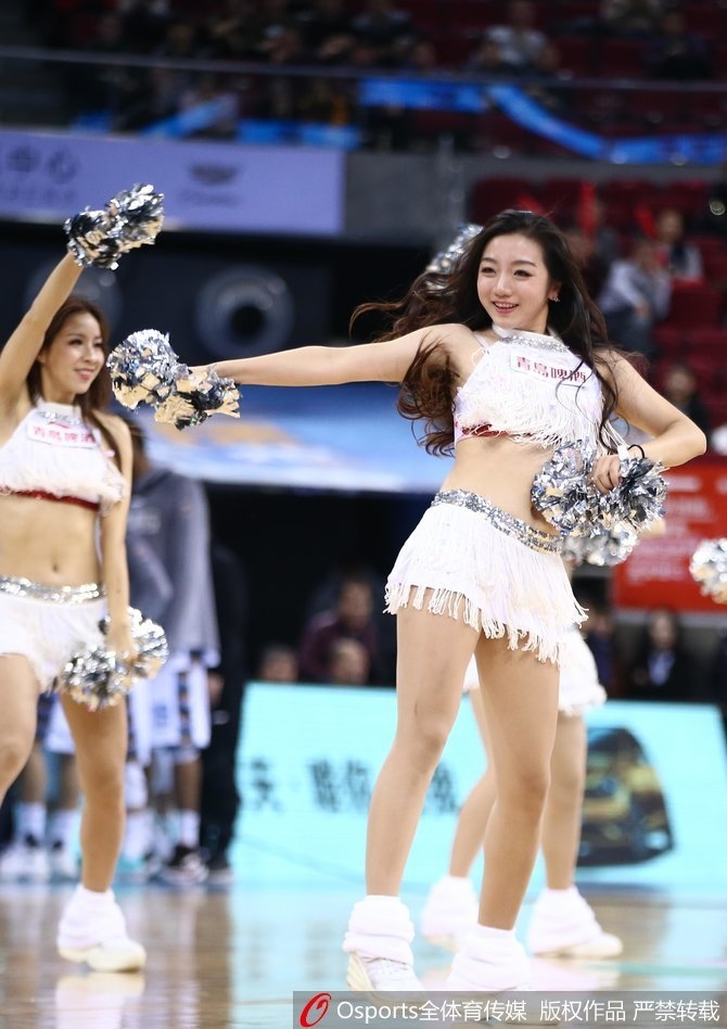在绚烂的灯光下,一位篮球宝贝正完成一个优雅的旋转动作,裙摆飞扬,发丝舞动,这一刻她仿佛化身为冰上精灵,将竞技体育的力与美诠释得淋漓尽致。
