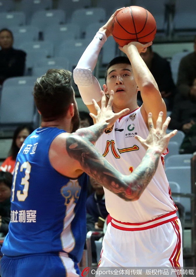 八一队小将雷蒙在三分线外果断出手,皮球在空中划出一道美丽的弧线,他的眼神中充满了对胜利的渴望。