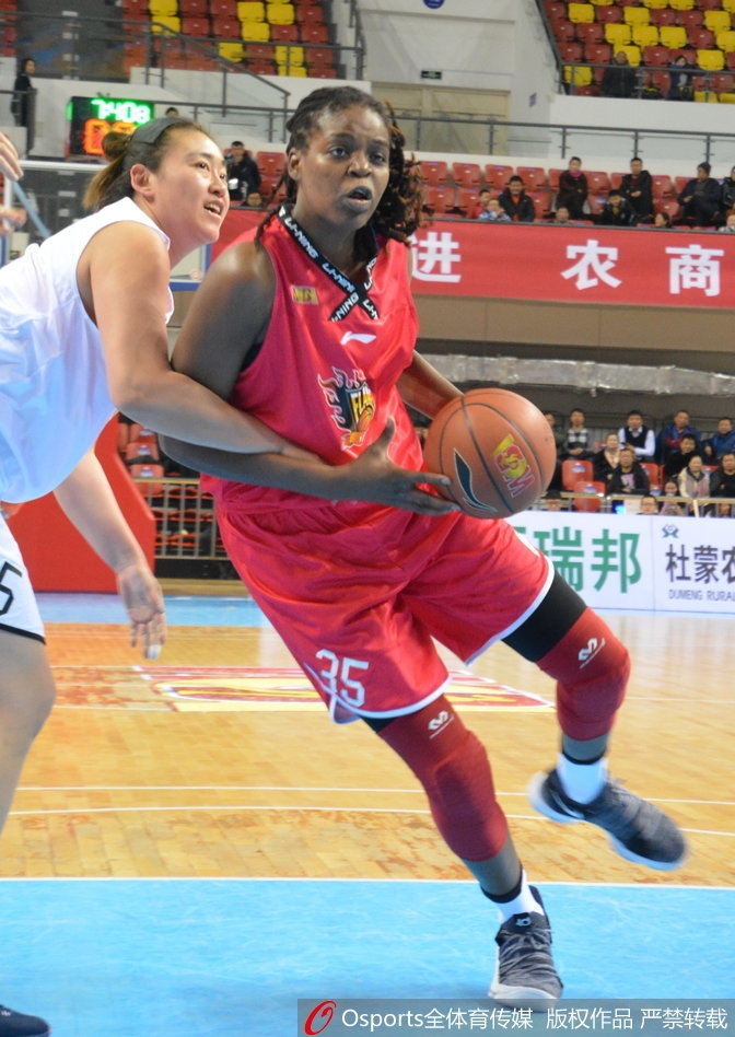 尽管输掉比赛，山西队核心琼斯的数据依旧耀眼，但她无奈叉腰的背影，与庆祝胜利的大庆队形成了鲜明对比，尽显孤胆英雄的落寞。