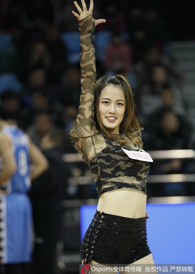 吉林篮球宝贝手持金色花球，在球场中央腾空跃起，充满活力的舞姿瞬间点燃全场热情
