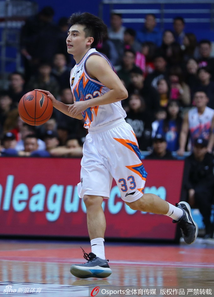 弗雷戴特在三人围堵中强行跳起，皮球划过高举的手臂林，篮筐是他眼中唯一的靶心。