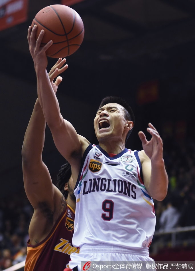 吴前低头离场，背影写满失落，全场最高分却难求一胜，与广州队球员的狂喜形成鲜明对比