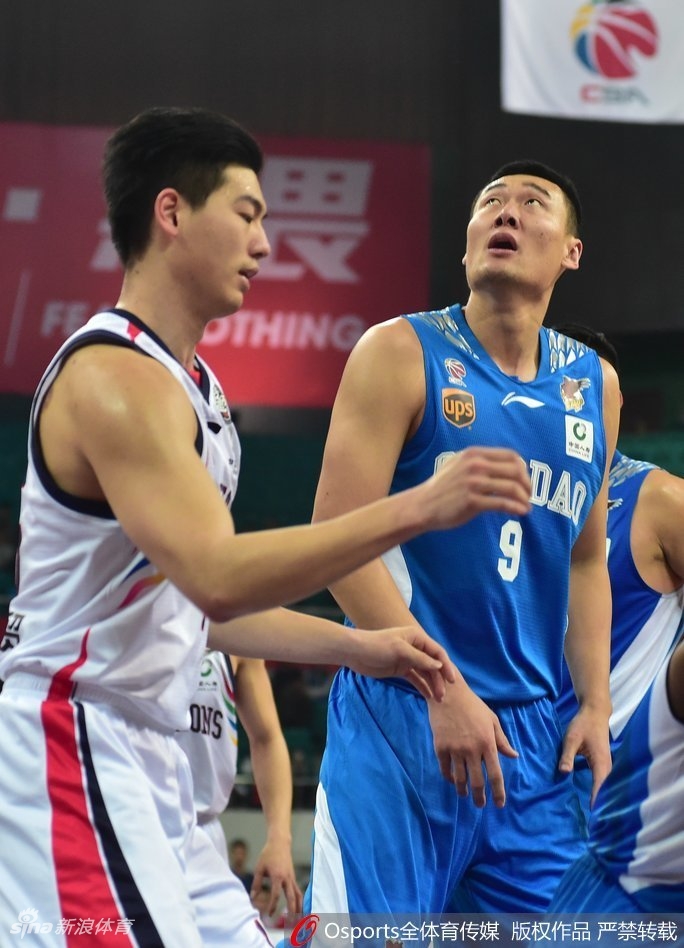 青岛队外援吉布森蝴蝶穿花般突破广州防线,面对补防高难度拉杆上篮,身体对抗后稳稳命中