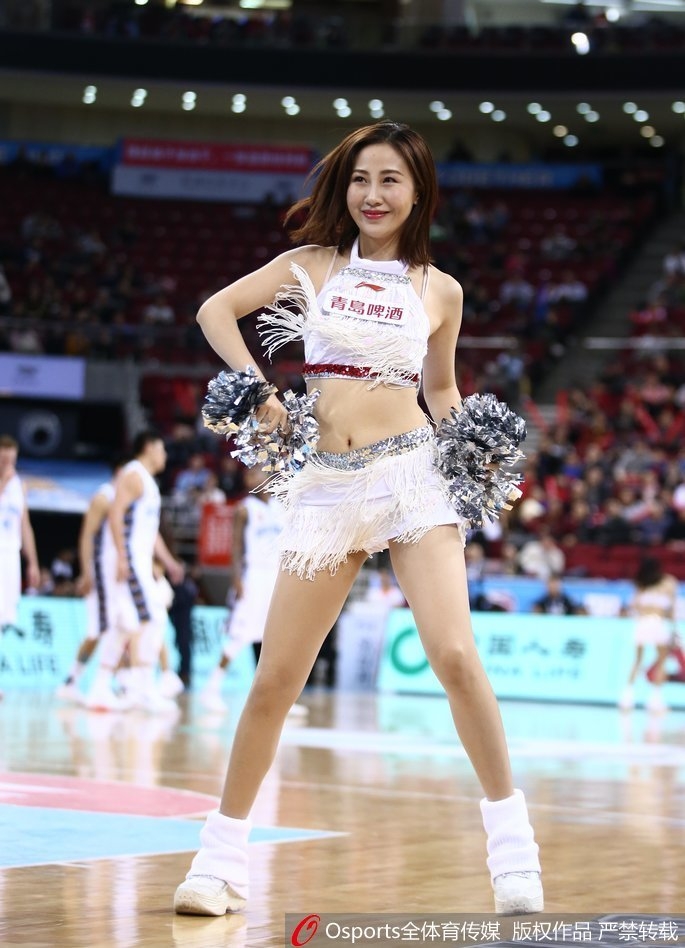 领舞的篮球宝贝身姿挺拔,动作利落飒爽,她坚定的眼神和充满力量的舞姿,展现出当代女性自信、健康、阳光的独特魅力,成为赛场边一道亮眼的风景线。