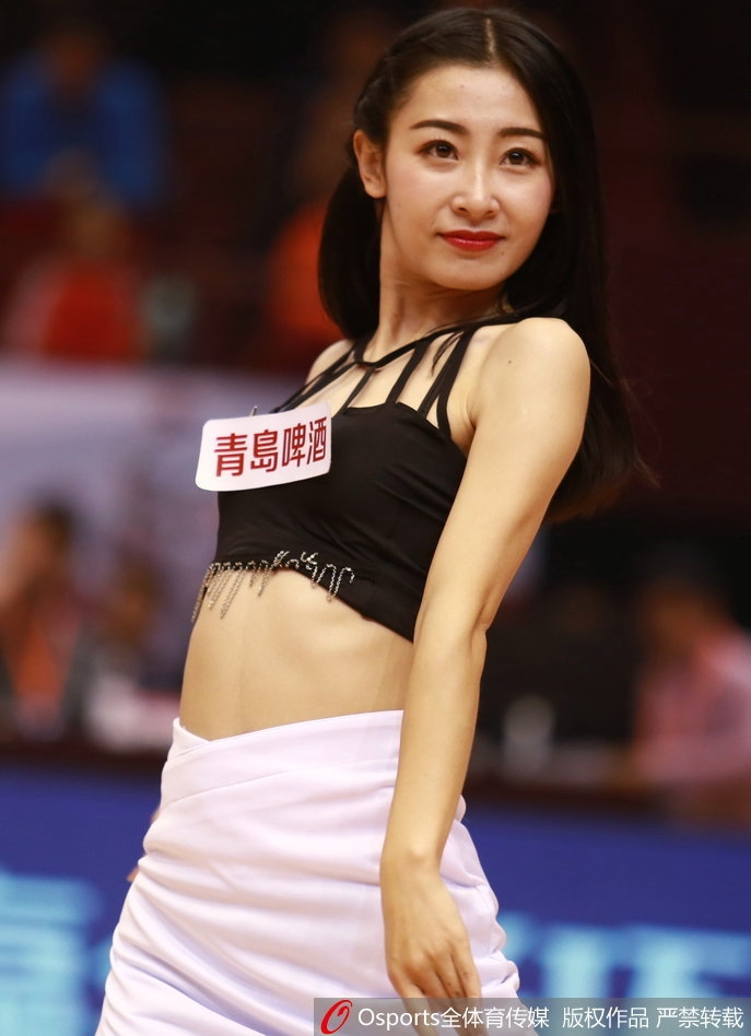 表演结束后，篮球宝贝们向观众致意，甜美的笑容与敬业的精神赢得全场掌声