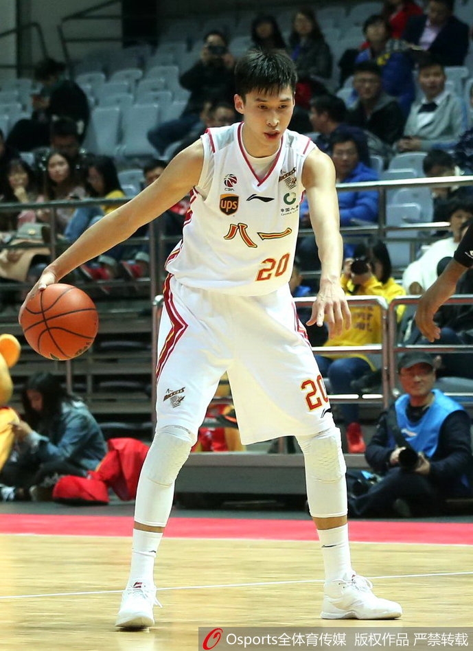 江苏队老将易立犹如一道白色闪电,抢断成功后上演标志性的单手劈扣,整个球馆都为他的风采所折服。