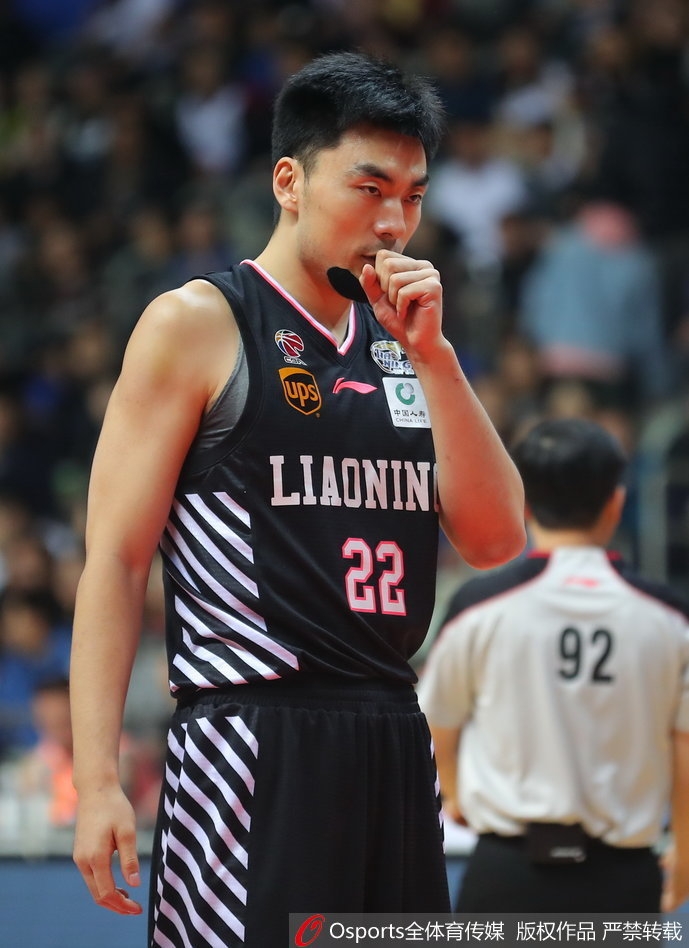 郭艾伦在对手的严密防守下，眼神坚毅地持球突破，他犹如一把尖刀直插上海队禁区。