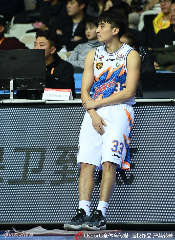 弗雷戴特在福建队三人包夹中强行出手，皮球划过一道完美弧线应声入网，寂寞大神眼神专注仿佛燃烧着火焰