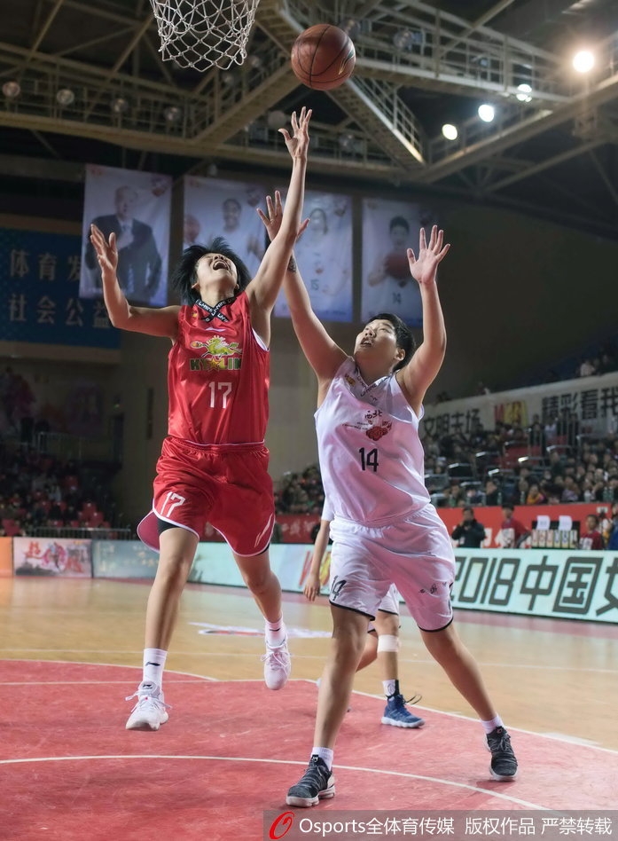 比赛结束后，八一队员露雯与孙梦然击掌相庆，脸上洋溢着胜利的喜悦，身后的记分牌记录着她们辉煌的战果