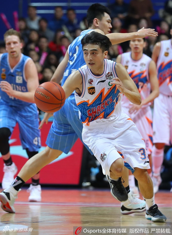 弗雷戴特赛后叉腰低头，汗水滴落在地板上，背景是欢庆的北京队，孤独的身影写满了不甘与落寞。