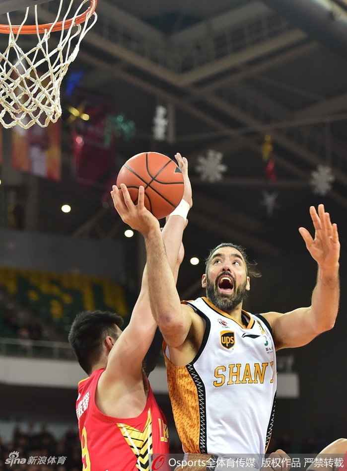 闫鹏飞面对李慕豪的长臂封盖毫无惧色，强硬上篮展现山西内线血性