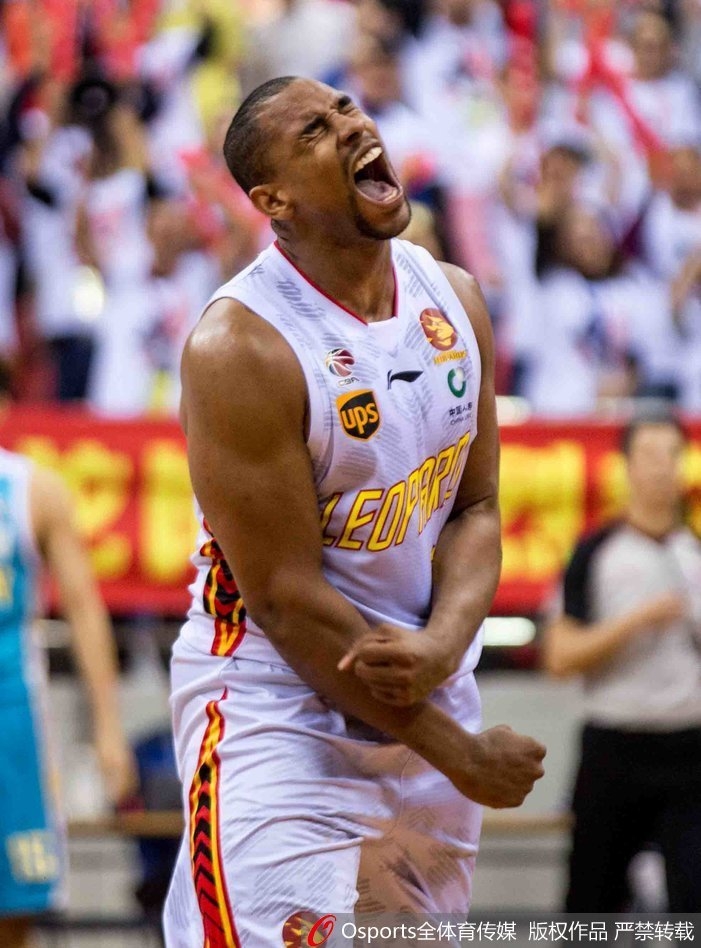 福建队当家球星王哲林内线强打,利用梦幻脚步晃开防守,霸气单手劈扣震撼篮筐。