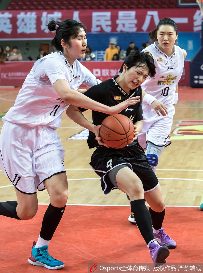 浙江女篮球员在比赛关键时刻稳稳罚球命中，坚定的眼神和标准的投篮姿势帮助球队锁定了胜局，成为本场比赛的英雄