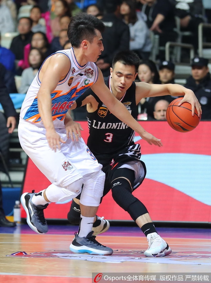 辽宁队赵继伟运球过半场，他冷静地观察着队友的跑位，伸出右手指挥着这次进攻战术。