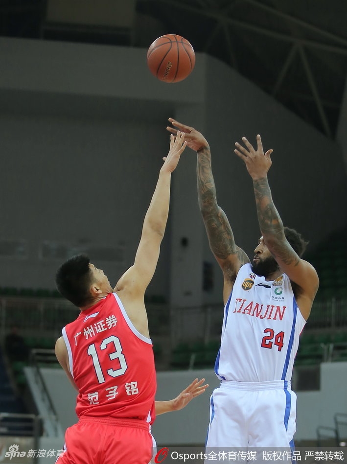 天津队球员命中三分后兴奋挥拳，主场球迷的欢呼声几乎要将屋顶掀翻，压抑了整个晚上的情绪在这一刻尽情释放。