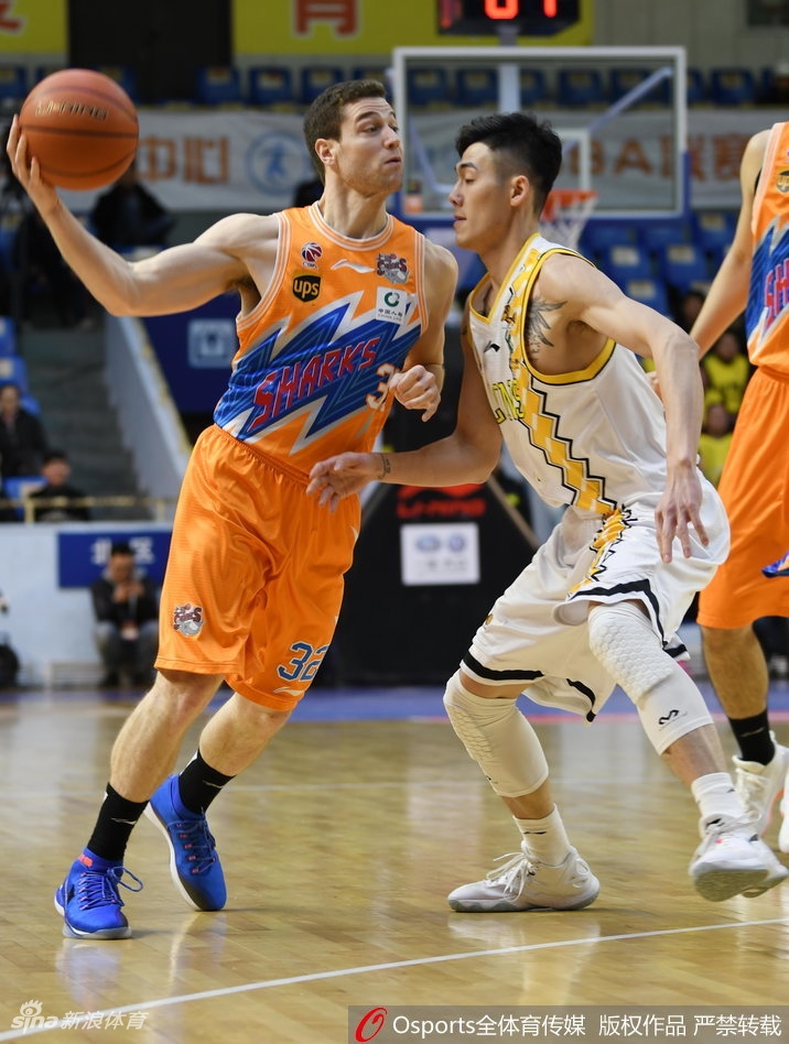 明纳拉斯如猛兽出笼般强行突破，无视防守人的拉拽，用强悍的身体对抗完成得分，为上海队保留了最后的希望之光。