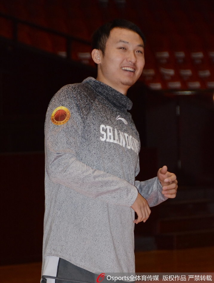 训练结束，全队围成一圈，王汝恒振臂高呼，潘宁击掌相庆，这一刻胜负已不再重要，团结就是力量。