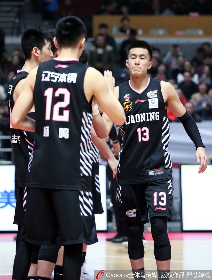 八一队张祖铭抢断后上演战斧劈扣,气势如虹