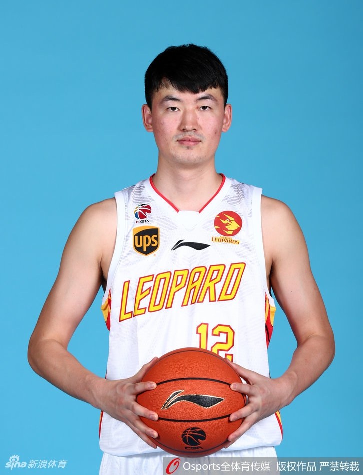 易建联在全明星正赛中单手劈扣，北区防守球员只能望球兴叹，这一刻尽显王者风范。