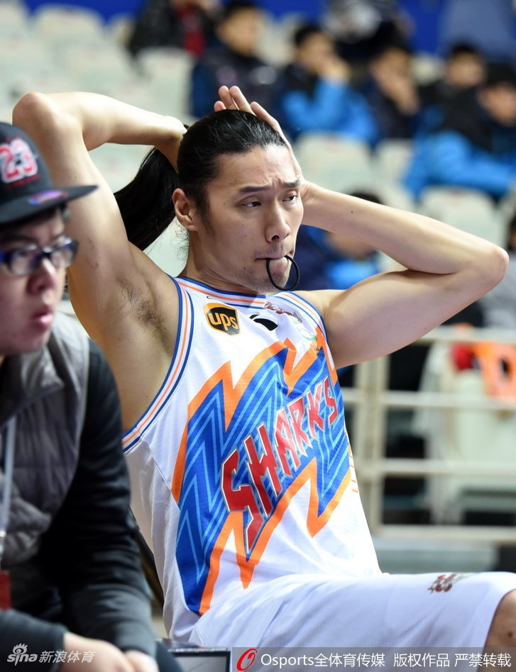 辫子逐渐成型,曾文鼎微微皱眉,仔细调整着每一个细节,那副严谨又投入的模样,让人忍俊不禁。