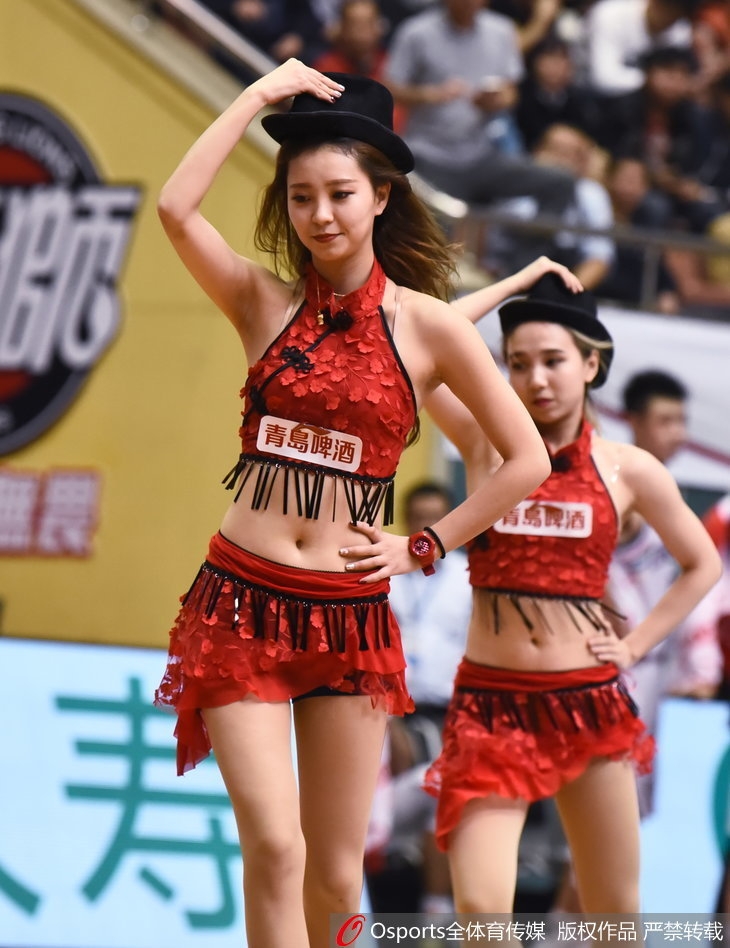 侧身回眸的宝贝笑容灿烂，紧身衣勾勒出健康挺拔的身姿，青春气息扑面而来