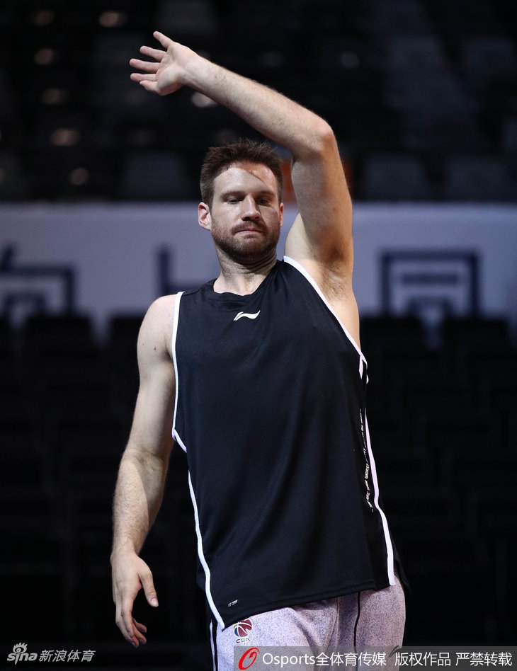 运球推进的马布里，肌肉线条分明，重心压得很低。尽管已经40岁，但他的核心力量依然恐怖，每一次触球都显得扎实有力。