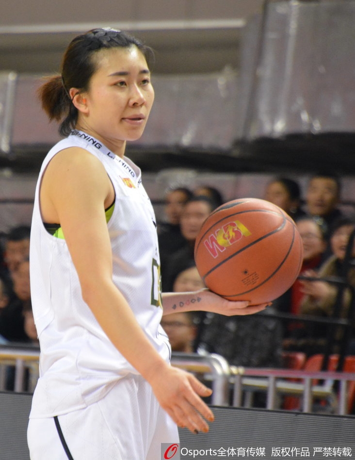 山西队外援琼斯在篮下遭遇三人包夹，她高高跃起试图强行出手，但大庆队的防守球员如同铜墙铁壁般寸步不让。