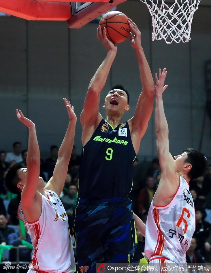 许钟豪在内线卡位中寸土必争,他肌肉紧绷全力顶防易建联的背身单打,肌肉碰撞的声音仿佛就在耳边。