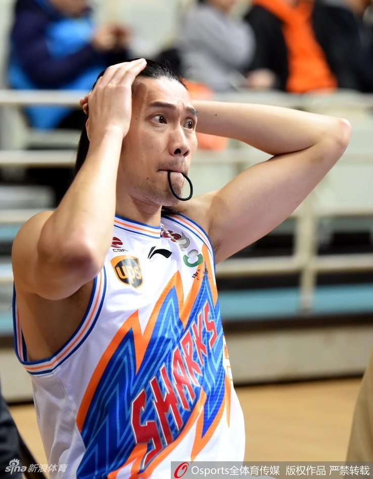 聚光灯下,上海男篮的曾文鼎安静地坐在替补席,指尖缠绕着队友的发丝,神情专注得仿佛在布置一次关键的战术。