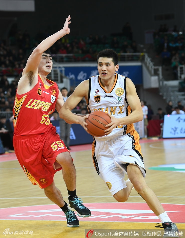 曾令旭犹如闪电般穿越深圳队防线，腾空上篮瞬间点燃全场激情